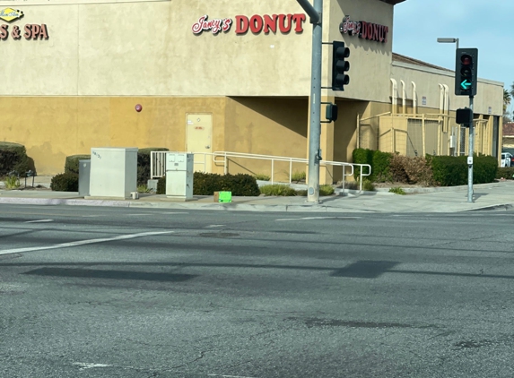 Janey S Donut Hut - Hemet, CA