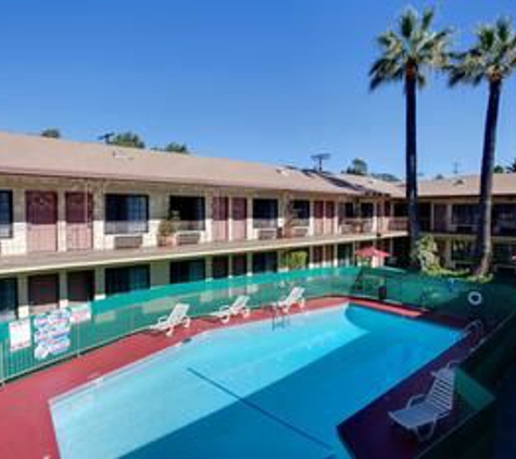 Studio City Court Yard Hotel - Studio City, CA