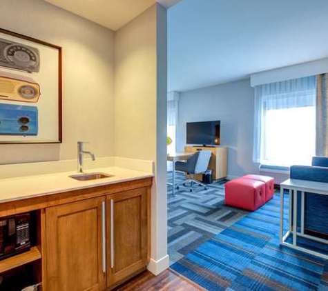 Hampton Inn and Suites Boston/Waltham - Waltham, MA