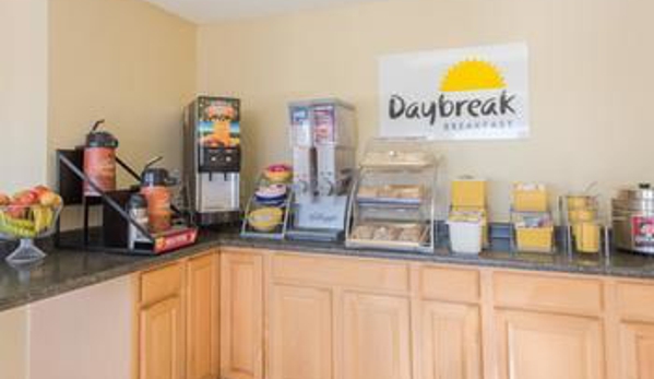 Days Inn & Suites by Wyndham Dayton North - Dayton, OH