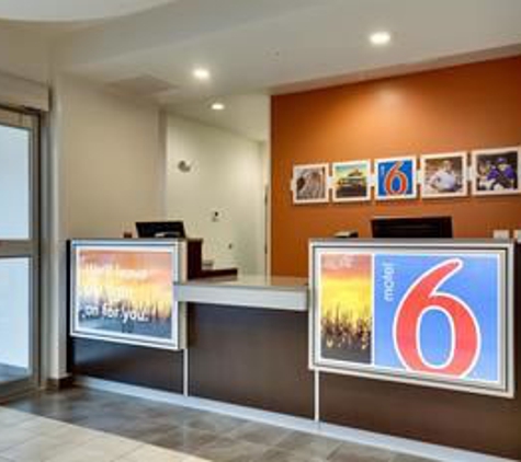 Motel 6 - Poplar Bluff, MO