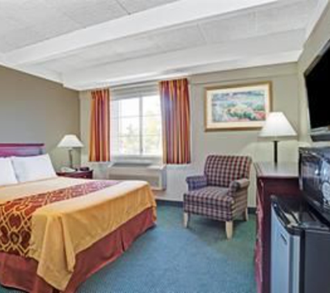 Travelodge by Wyndham Iowa City - Iowa City, IA