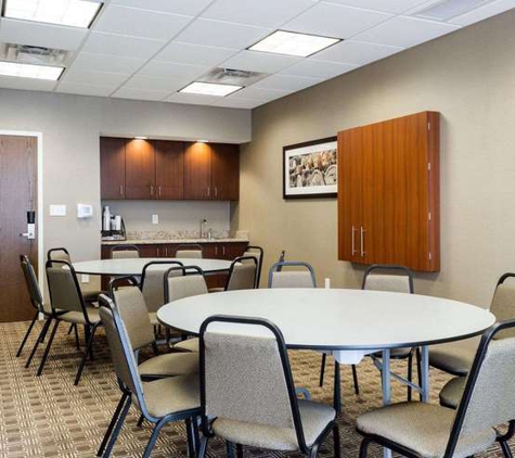 Comfort Inn & Suites - Watford City, ND