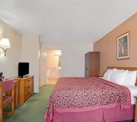 Days Inn & Suites by Wyndham Braunig Lake - Elmendorf, TX