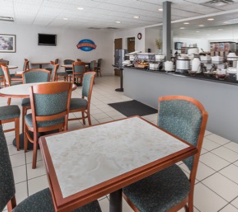 Baymont Inn & Suites - Des Moines, IA