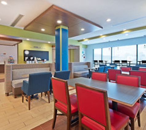 Holiday Inn Express & Suites Uniontown - Uniontown, PA