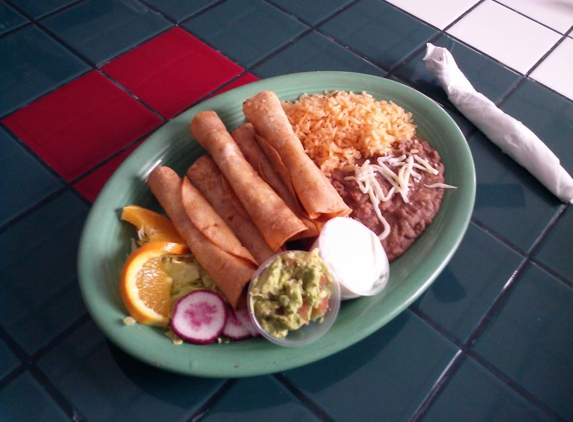 Los Tres Deimindas Mexican Restaurant - Milwaukee, WI