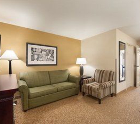 Country Inns & Suites - Minot, ND