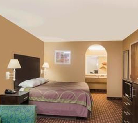 Super 8 by Wyndham Lake Charles Northeast - Lake Charles, LA