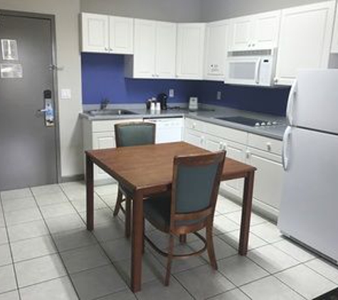 Days Inn & Suites by Wyndham Fort Myers Near JetBlue Park - Fort Myers, FL