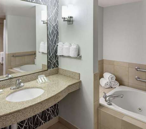 Hilton Garden Inn Naperville/Warrenville - Warrenville, IL