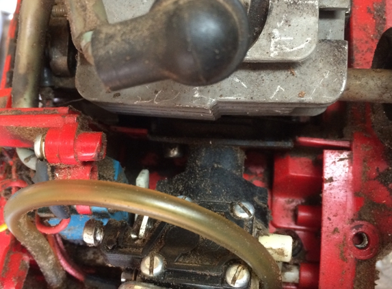 Lawnmower Shop - Tahlequah, OK. Missing screw on Rside of carburetor mount.