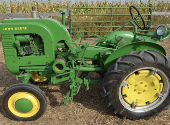 White's Auto Parts - Jonesborough, TN. Working 1941 John Deere LA