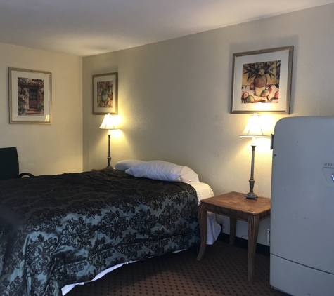 E J Motel - Belleville, IL. Mid America $150 weekly with $50 deposit at check in. Includes cable tv and wi-fi. No pets and drug free zone.