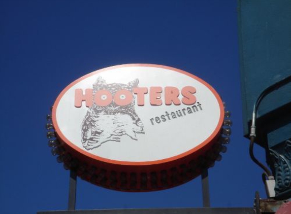 Hooters - Newport, KY