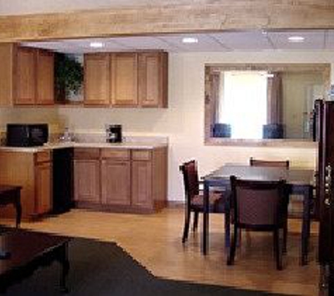 Sunday House Inn & Suites - Fredericksburg, TX