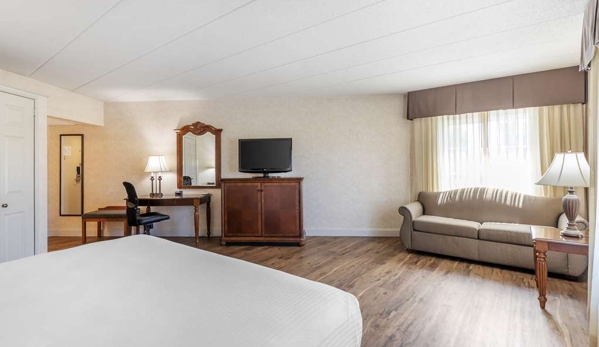 Best Western Plus Steeplegate Inn - Davenport, IA