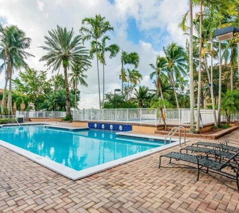 Gatehouse on the Green Apartments - Plantation, FL