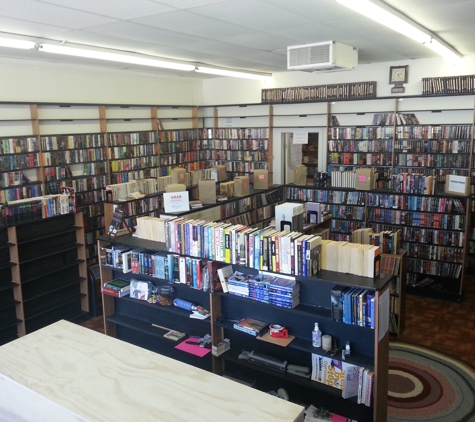 B & J Books - Bethany, OK