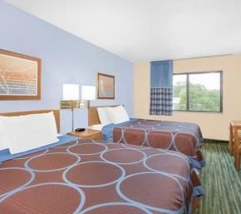 Super 8 by Wyndham Waterloo - Waterloo, IA