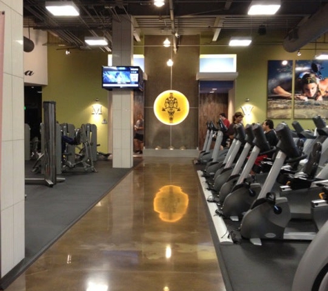 Gold's Gym - Valencia, CA