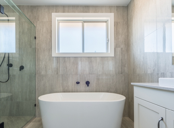 Bradnam's Windows & Doors - Emerald, QLD. Frameless Shower Screen With black hinges