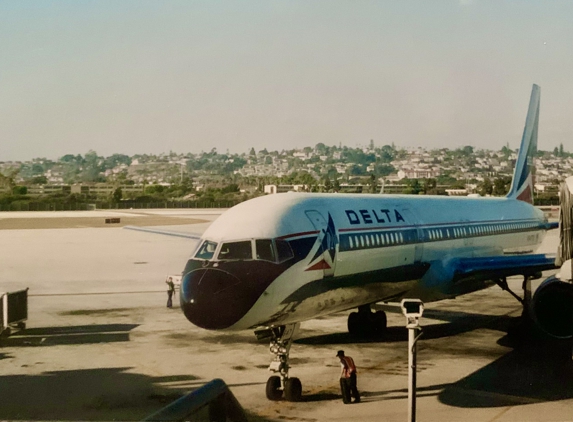 Delta Air Lines - San Diego, CA. Photo Aug, 1999