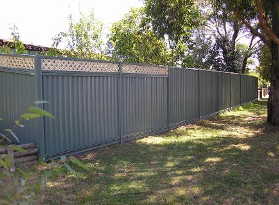 Colorsteel Fencing - Kilsyth, VIC. Colorbond Steel Fencing and Gramline Lattice