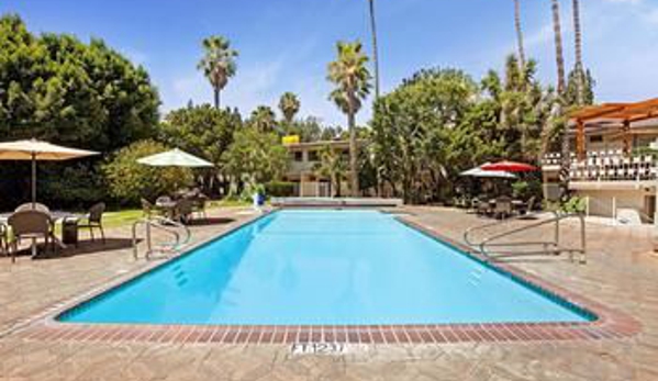 Super 8 by Wyndham Long Beach - Long Beach, CA