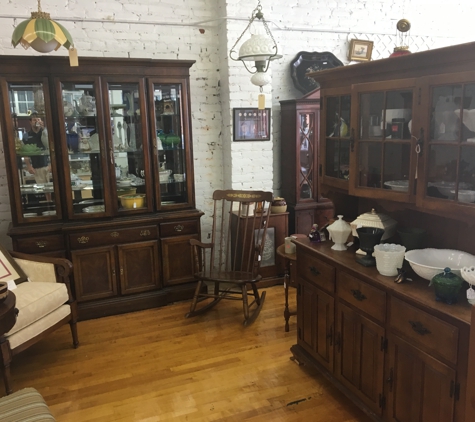 A2Z Antiques Collectibles & Sportscards - Appomattox, VA