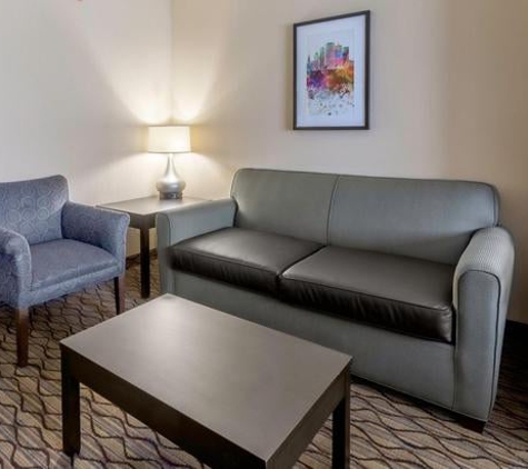 Holiday Inn Hotel & Suites Milwaukee Airport - Milwaukee, WI