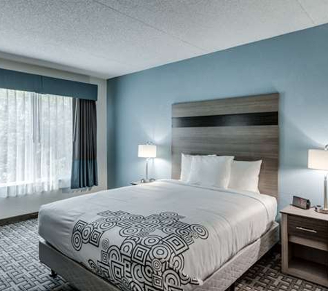 Days Inn & Suites by Wyndham Spokane - Spokane, WA