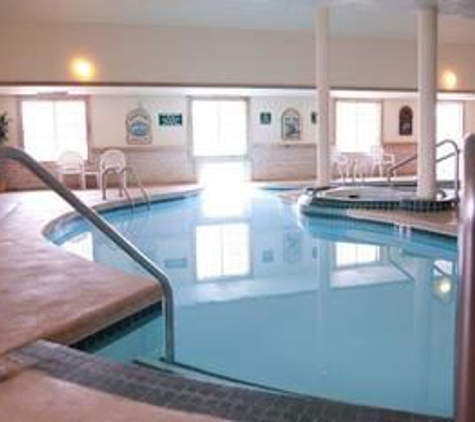 Baymont Inn & Suites - Mequon, WI