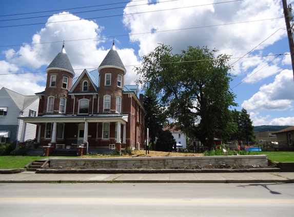 Fox Castle Bed and Breakfast - Connellsville, PA