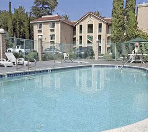 Travelodge by Wyndham Pasadena Central - Pasadena, CA