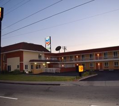 Super 8 by Wyndham Azusa - Azusa, CA