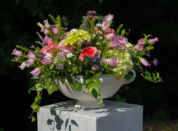 CachePot - Knoxville, TN. Pastel Flower Arrangement