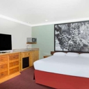 Upper Lake Inn and Suites - Lodging