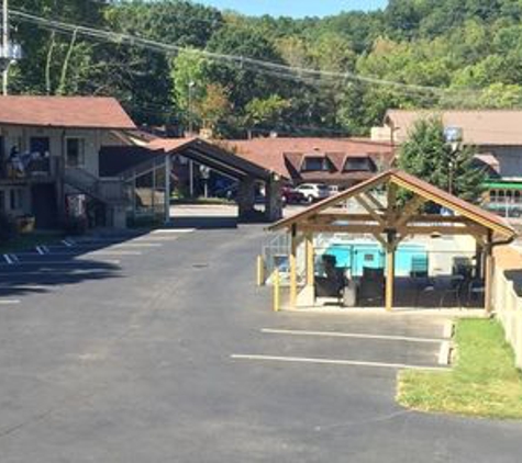 Sidney James Mountain Lodge - Downtown Gatlinburg - Gatlinburg, TN