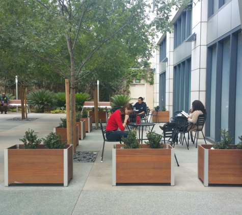 Trimana Restaurant - Glendale, CA. Outside eating area