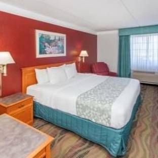 Days Inn & Suites by Wyndham Arlington Heights - Arlington Heights, IL