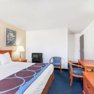 Super 8 by Wyndham Montgomery Maybrook - Montgomery, NY