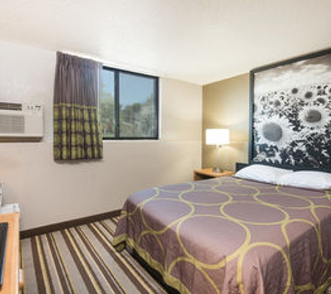 Super 8 by Wyndham Jamestown - Jamestown, ND