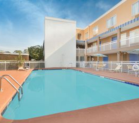 Baymont Inn & Suites - Savannah, GA