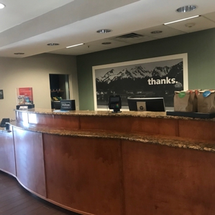 Hampton Inn & Suites Manchester-Bedford - Bedford, NH