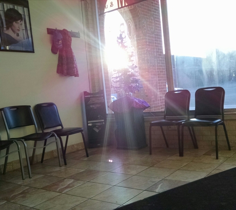 Dina's Great Cuts - Hickory Hills, IL. Waiting area.