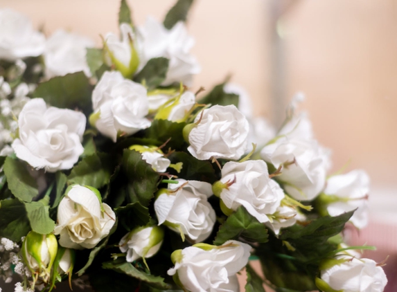 Pleasanton Floral Photography & Tuxedo Rental - Pleasanton, TX