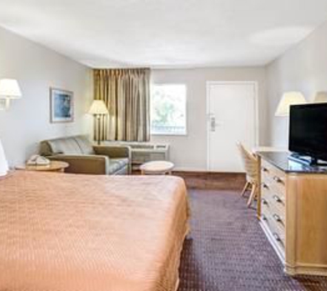 Super 8 by Wyndham Kissimmee - Kissimmee, FL