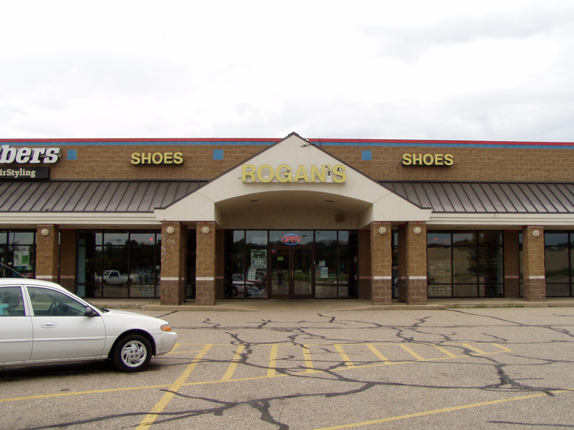 Rogan's Shoes - Stevens Point, WI 54482