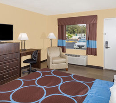 Super 8 by Wyndham Sarasota Near Siesta Key - Sarasota, FL